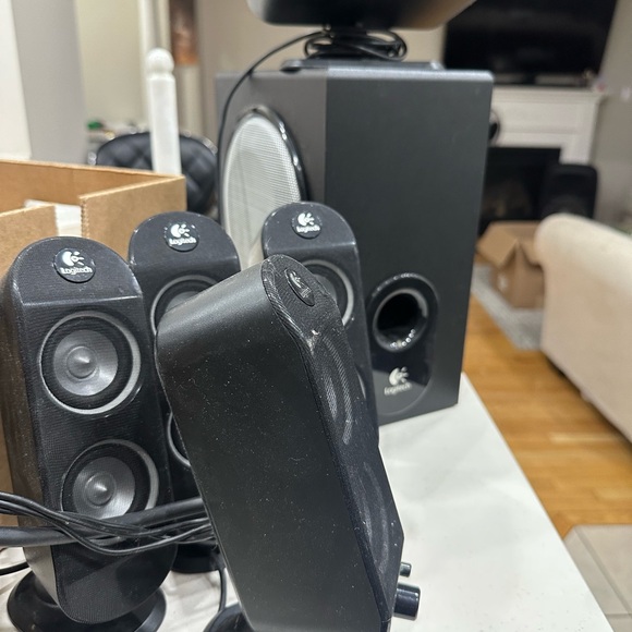 These are my computer speakers, they work amazing audio is on par with jbl imo - Picture 5 of 5